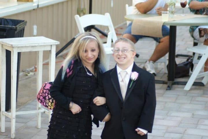 Elle adopte une fillette dont 18