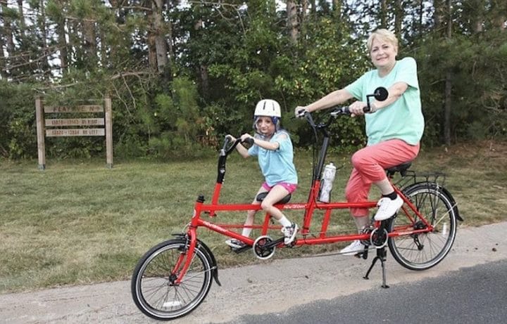 Elle adopte une fillette dont 23