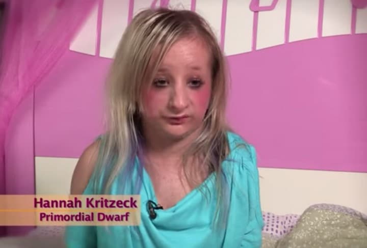 Elle adopte une fillette dont 25