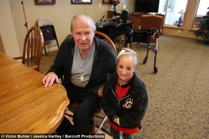 Elle adopte une fillette dont 27