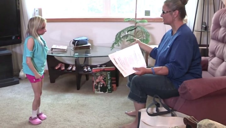 Elle adopte une fillette dont 28