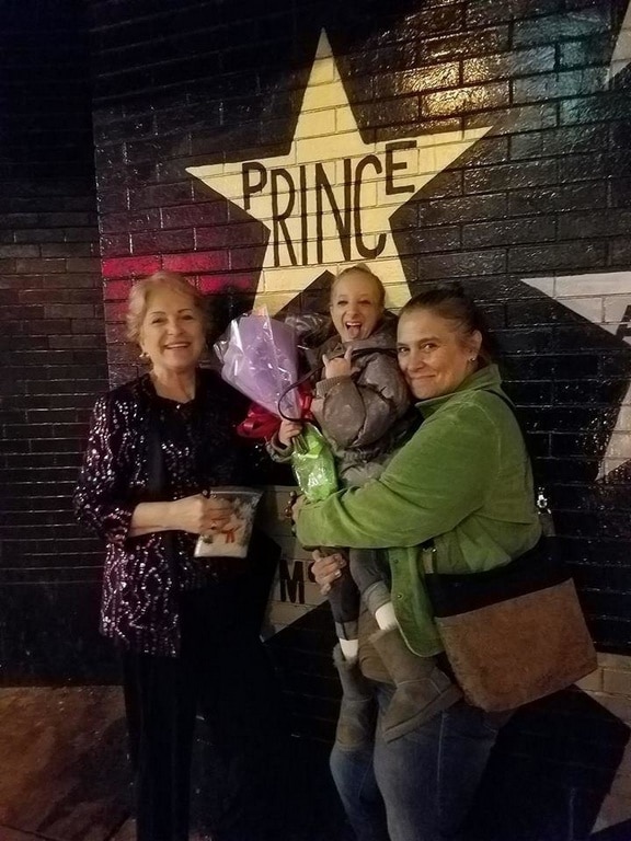 Elle adopte une fillette dont 30