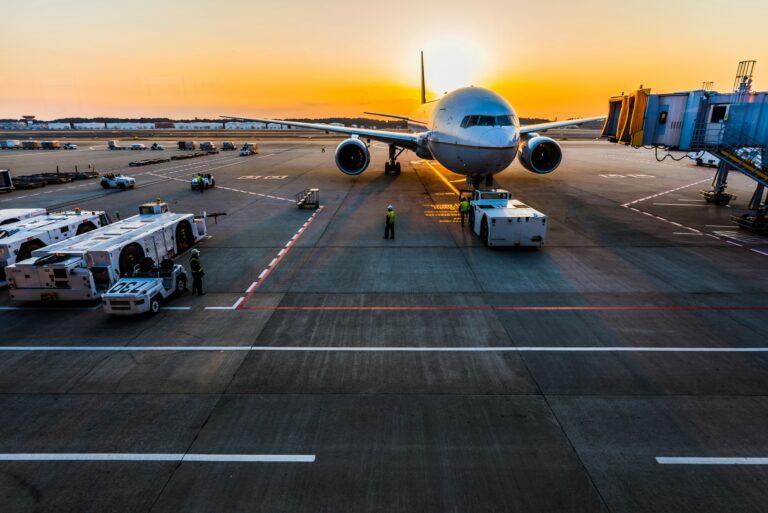 Drame à l’aéroport : jeté au sol par un passager, un garçon de 2 ans dans le coma